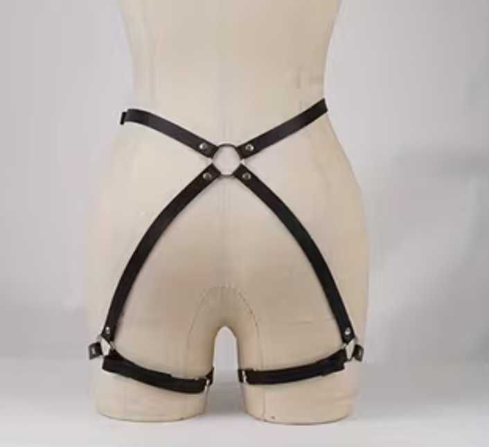 Arnês gótico com tiras ajustáveis.