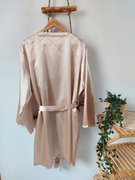 Satynowy szlafrok Secret Possessions pudrowy beż  koronka 44 46