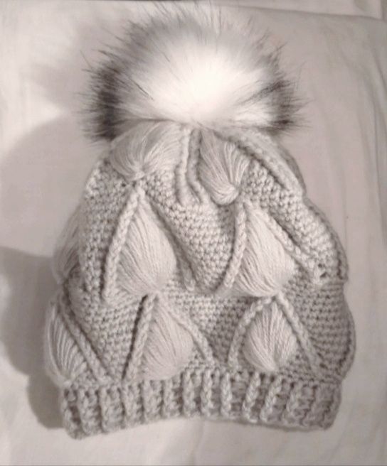 Czapka zimowa szara handmade ręcznie robiona pompon biały czarny