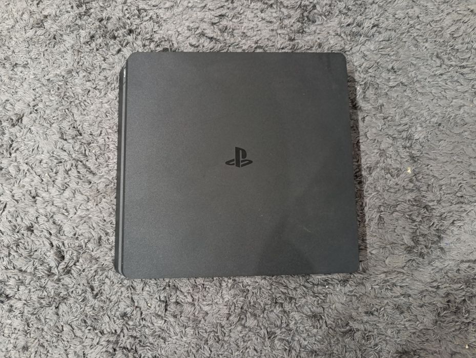 PS4 slim z dwoma kontrolerami