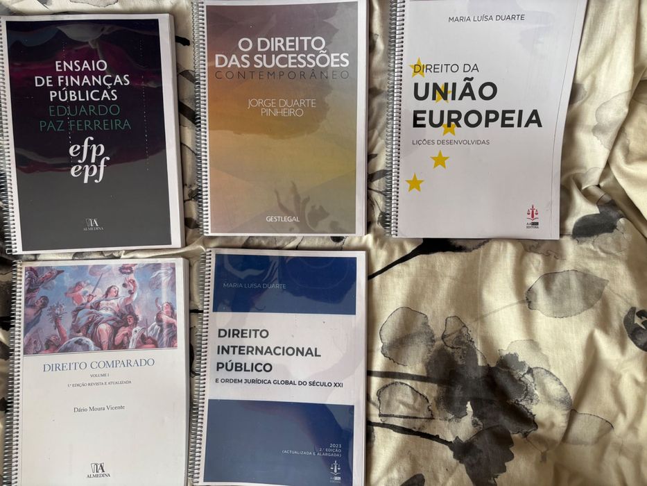 Livros de Direito do 2.º ano da licenciatura