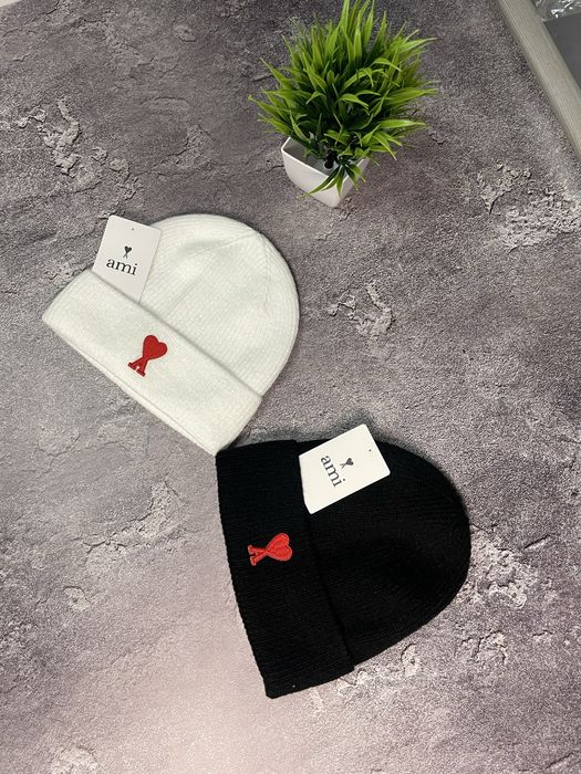 Зимова шапка AMI — білий та чорний колір