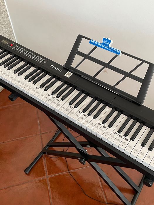 Vendo Teclado como Novo, com fone, pedaleira, tudo certinho. Apenas 2 meses de uso!
