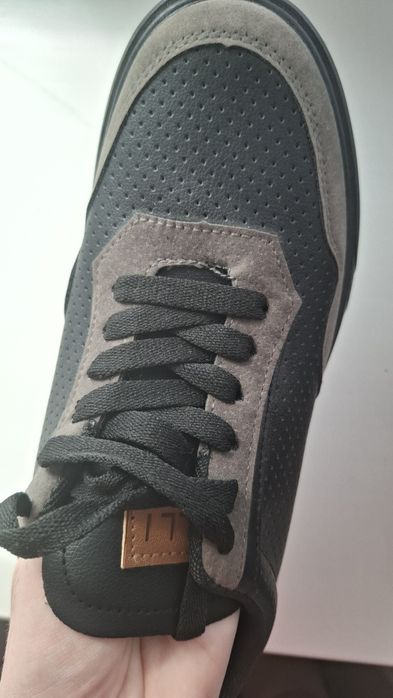 Кросівки чоловічі