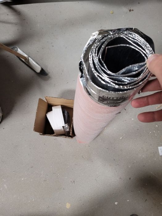 pozostałości po budowie: podkład arbiton, taśma amerykańska