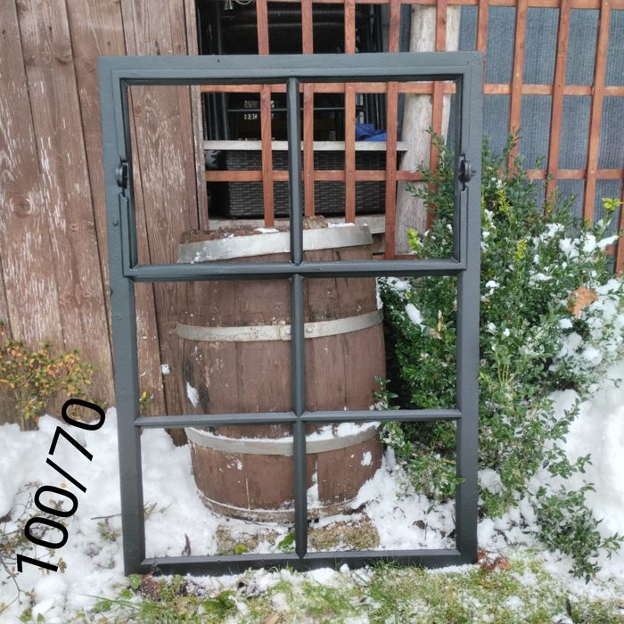 Żeliwne stare okna