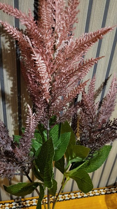 Sztuczna gałązka wrzosu.