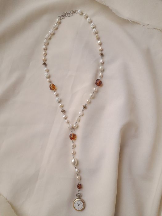 Colar artesanal com relógio de corda