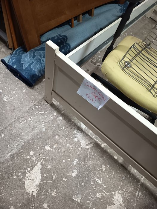 Cama de casal branca da Ekea