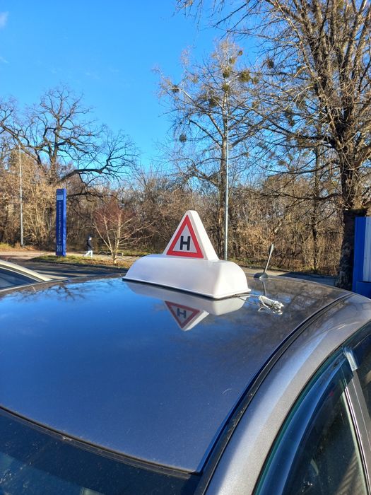 Знак “Н" на навчальний автомобіль на магнитах.