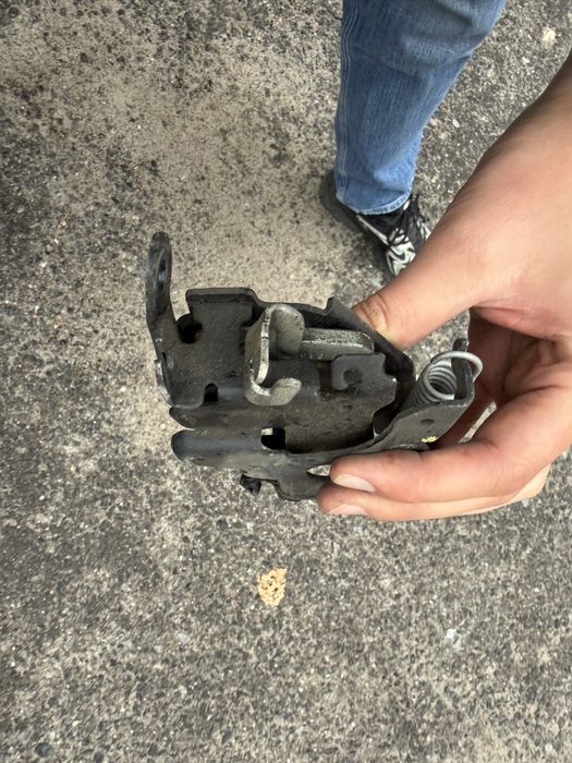 Замок капота оригінальний правий на G30, G01