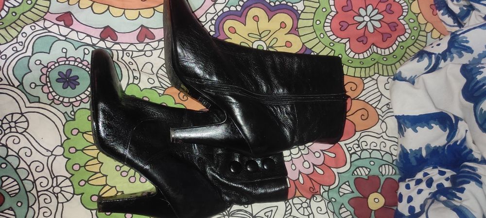 Botas de saltos e meio cano