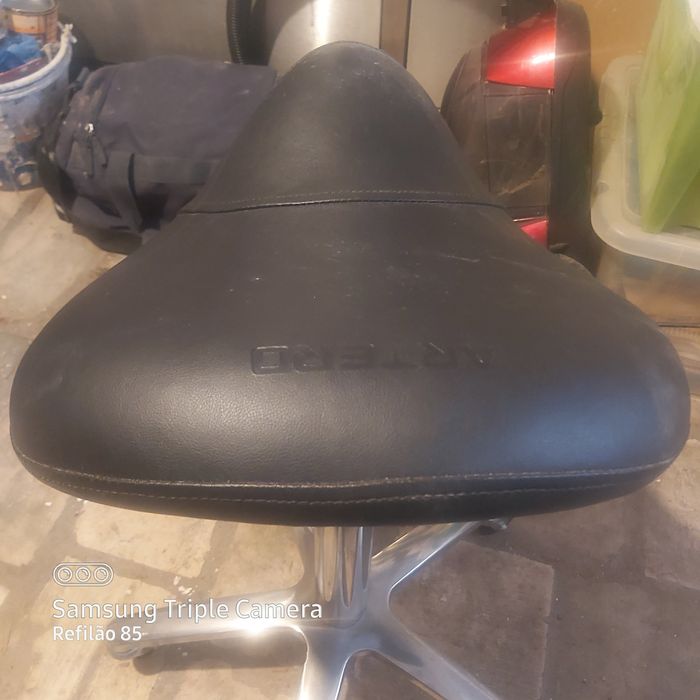 Banco da cor preta da Fenix Artero