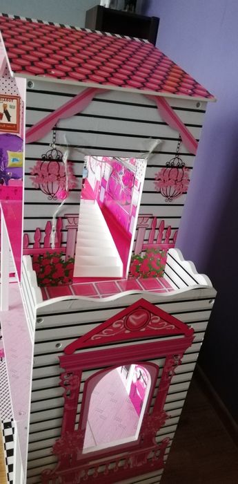 Duży drewniany domek dla lalek