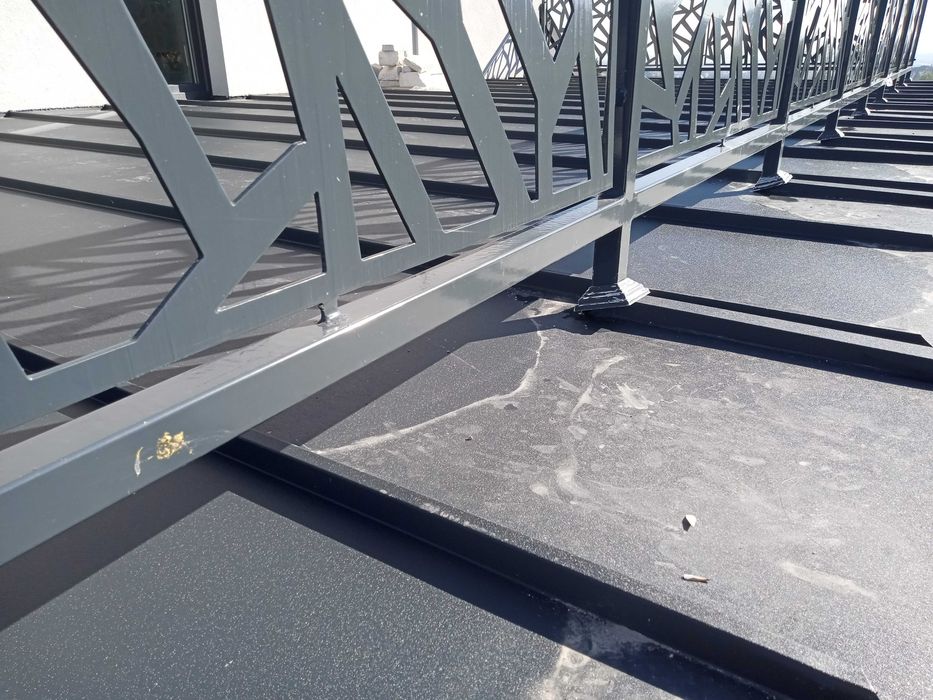 Deska tarasowa modrzewiowa+ okucie z blachy