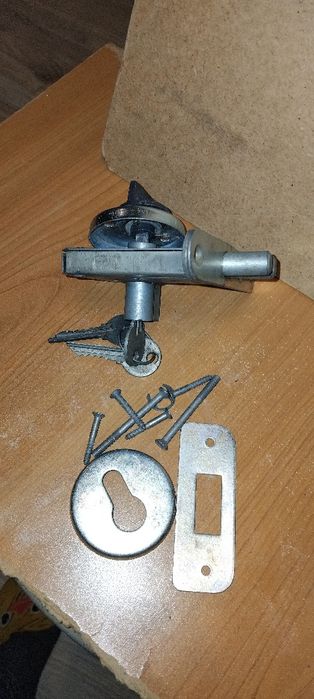 Продам врезной замок ключ-вертушка.