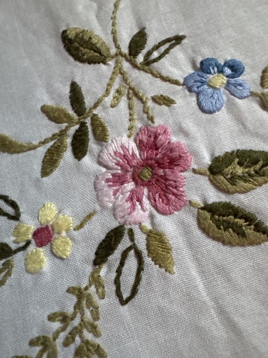 Obrus recznie haftowany kwiaty do kolekcji