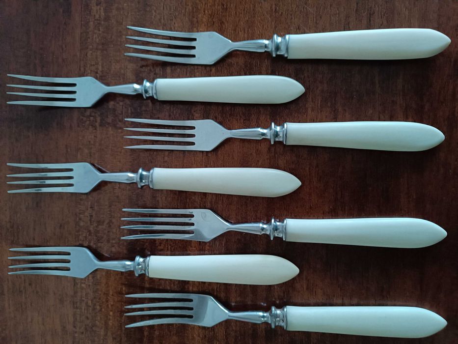 Продаю столовые приборы: вилки из нержавеющей стали.