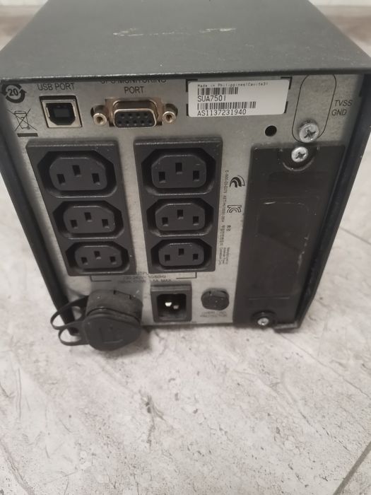 Бесперебойник APC Smart-UPS 750