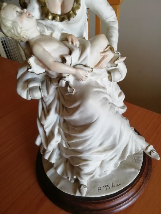 Estatueta em porcelana Mãe Rica
