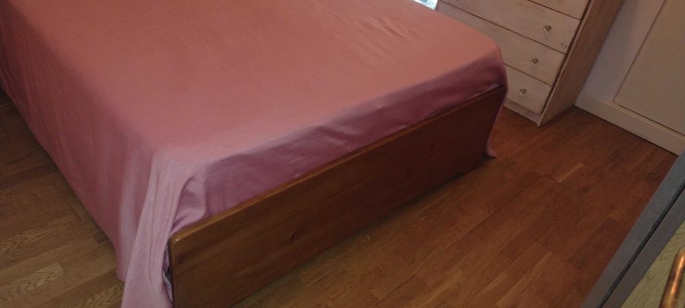 Cama de madeira com colchão ortopédico