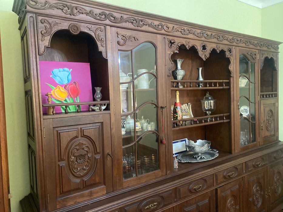 Estante com cristaleira