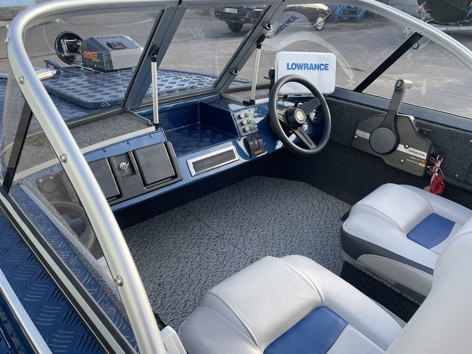 Човен Казанка 5М в комплекті з мотором і причепом