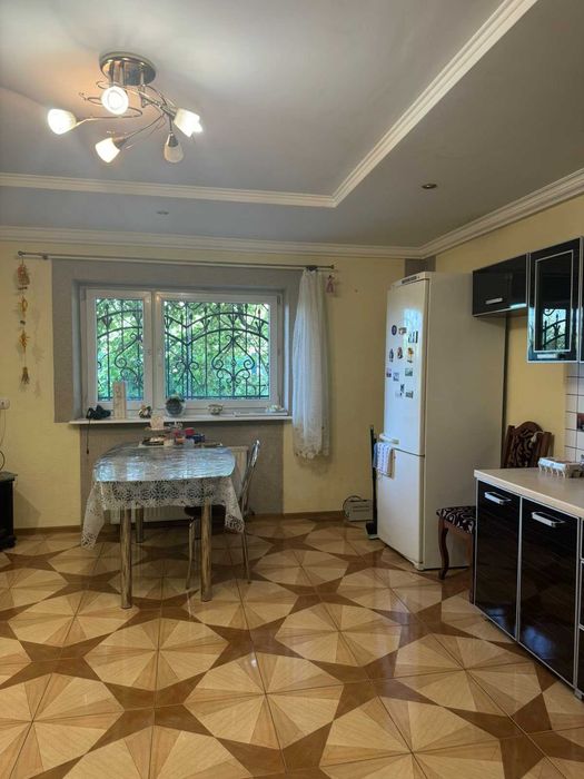 Житловий будинок та земельна ділянка 10 сот., м. Жовква