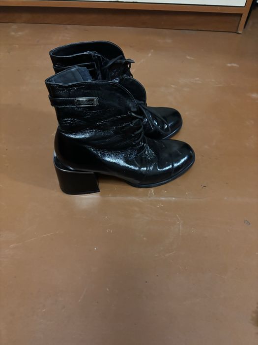 Продам ботинки женские