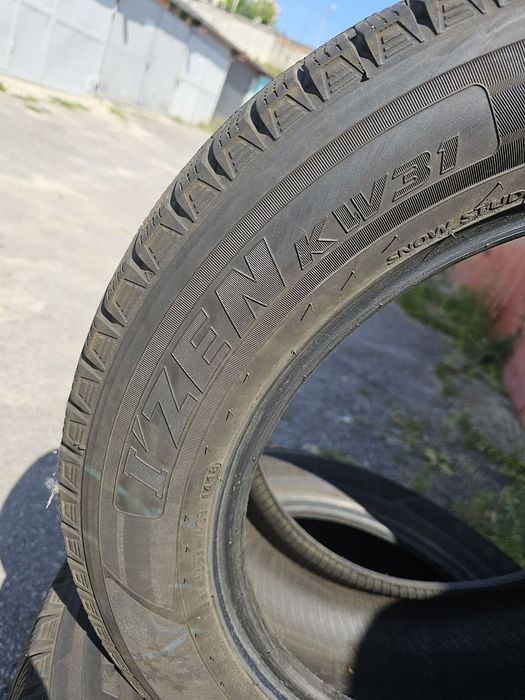 Продам клмплект резины Kumho  Izen kw31. 215/60 r17. Зима