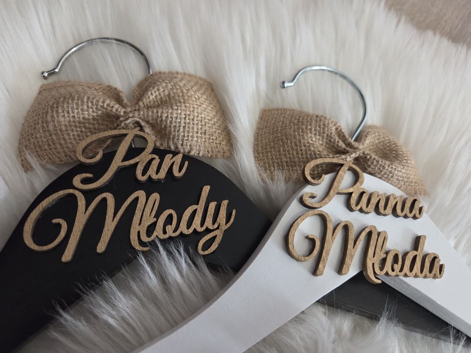 Wieszaki ślubne czarno-białe, złoty napis