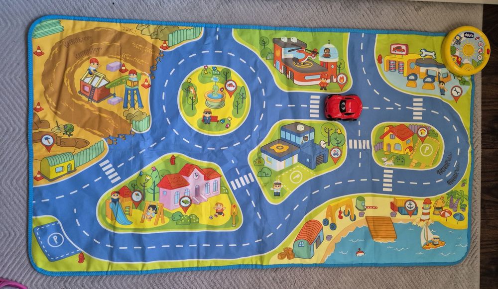 Interaktywna mata chicco z autem