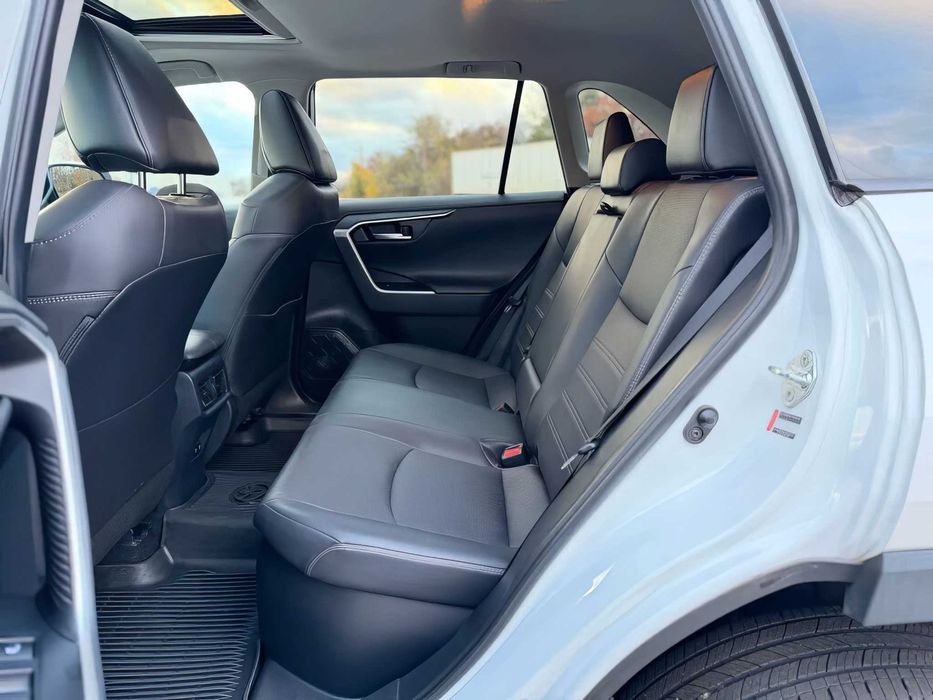 Toyota RAV4 Hybrid Limited      2019