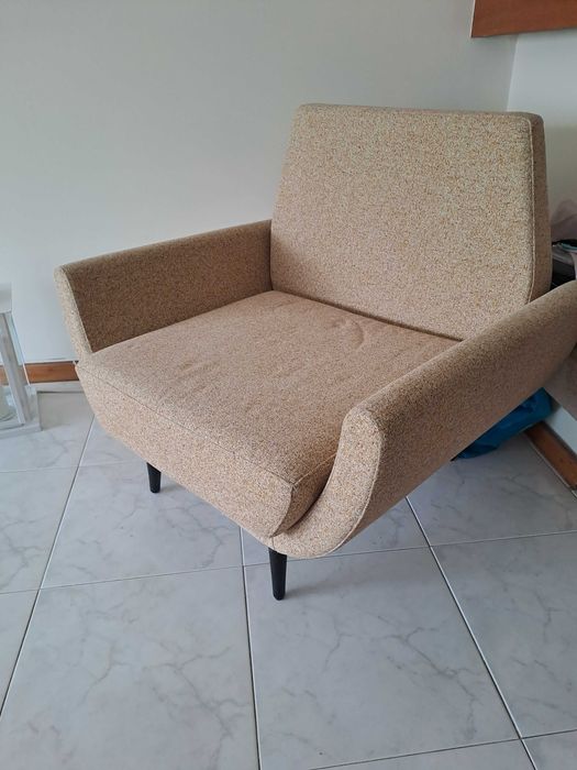 Apenas poltrona disponível. Puffs já vendidos.