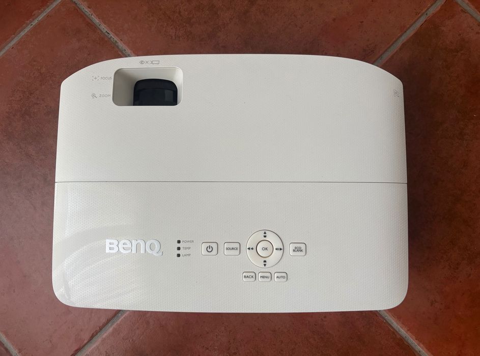 Projetor Benq branco com comando