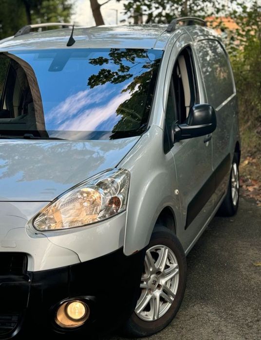 Peugeot Partner [L1H1]
1.6L [e-HDI] 90HP
• Automática 
• "FULL EXTRAS"