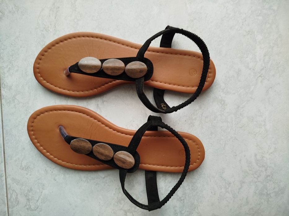 Sandálias rasas - tamanho 39