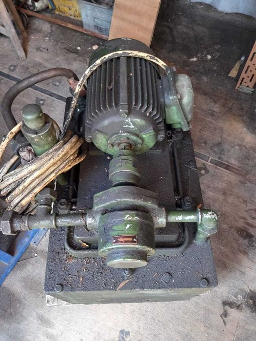 Vendo macacos e bomba hidráulica