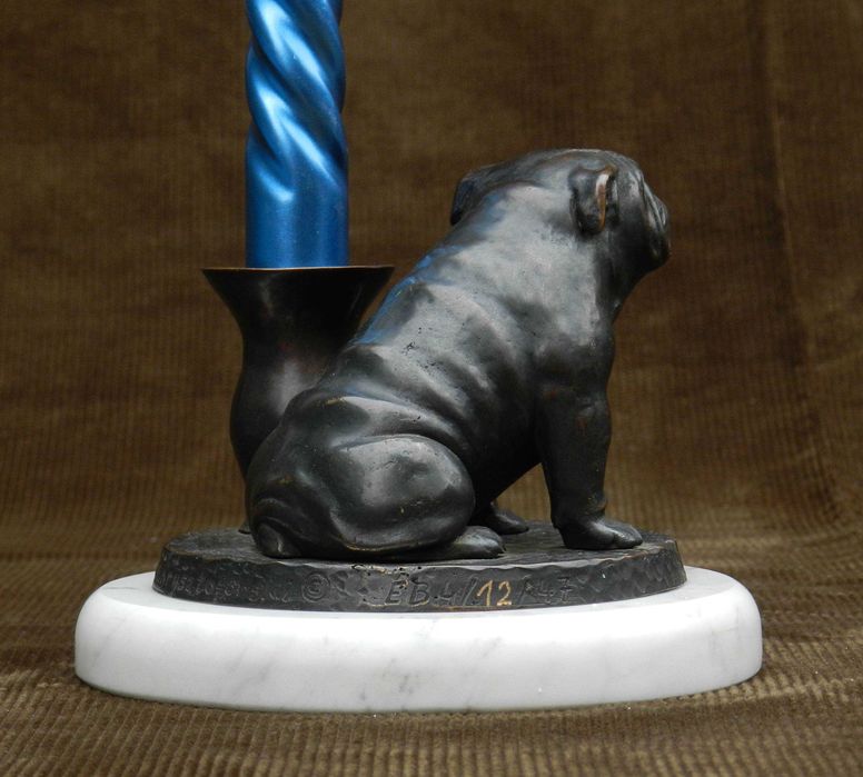 Świecznik bulldog angielski, brąz na białym marmurze.