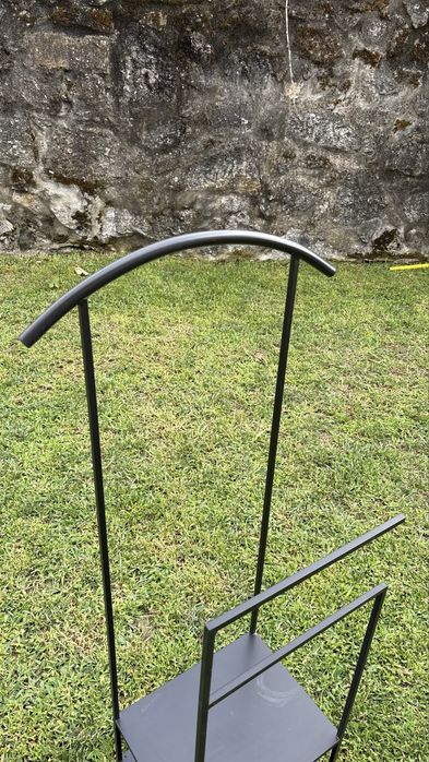 Estante/cabideiro de pé em metal preto