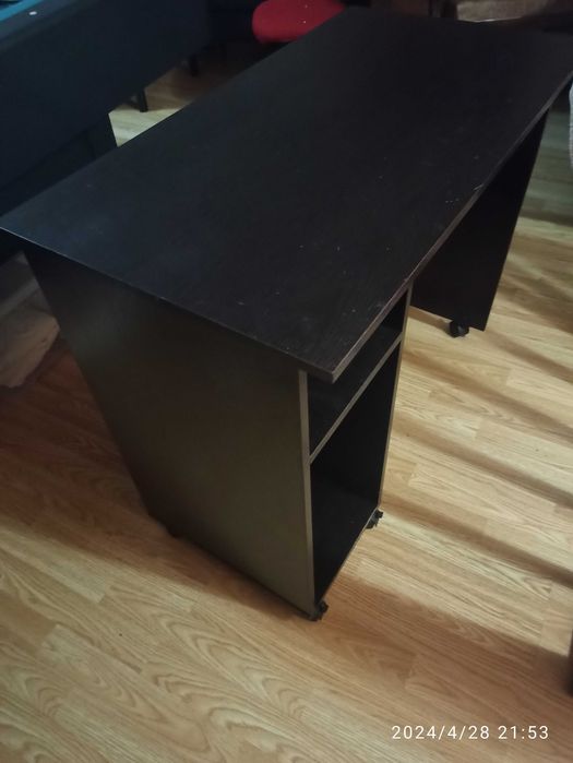 Secretária para pc com rodízios e base deslizante para teclado.
