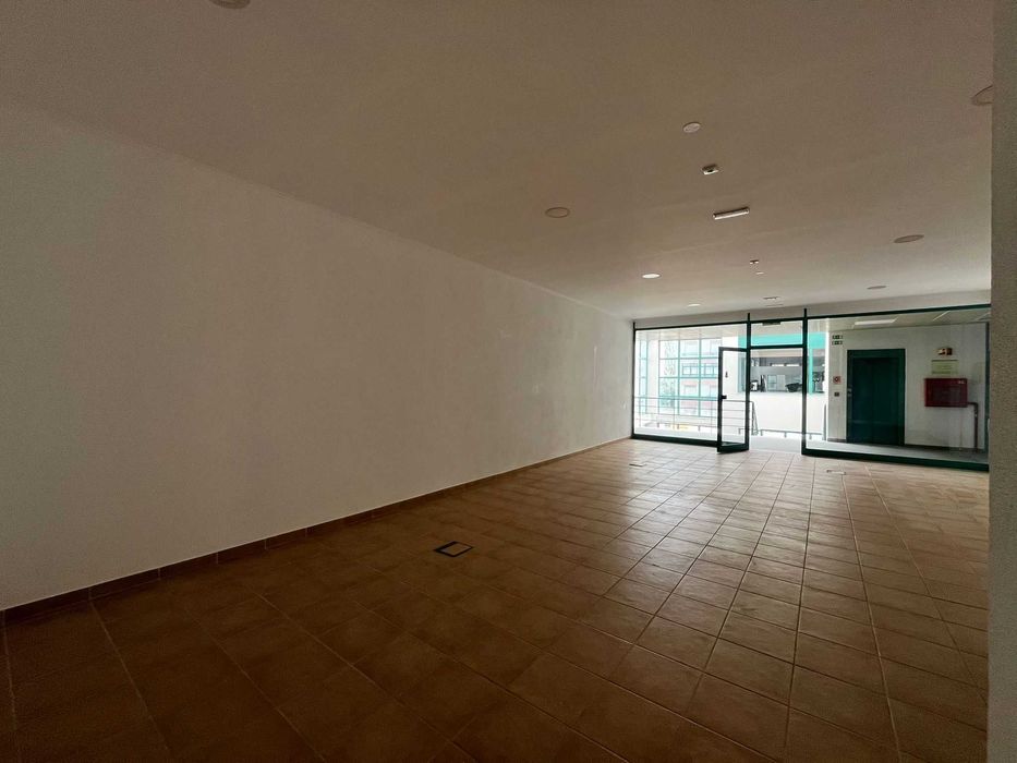 Arrendamento loja Carregado