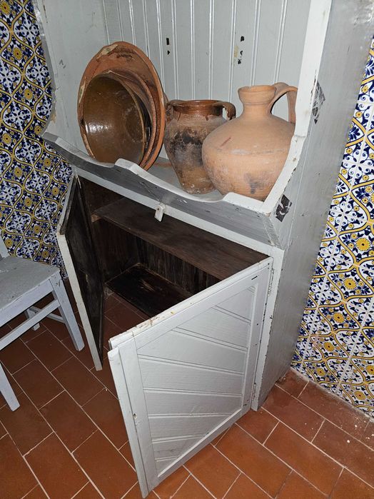 Armário de cozinha rústico antigo em madeira