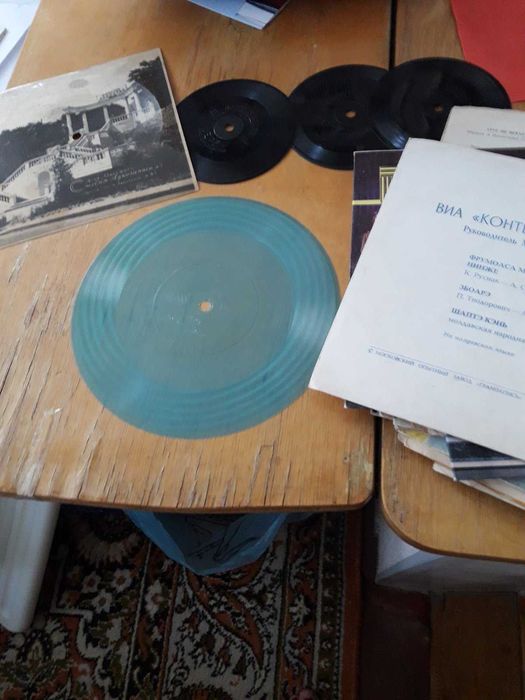 Продам маленькие гибкие грампластинки 33 об, исполнители 70-80х годов