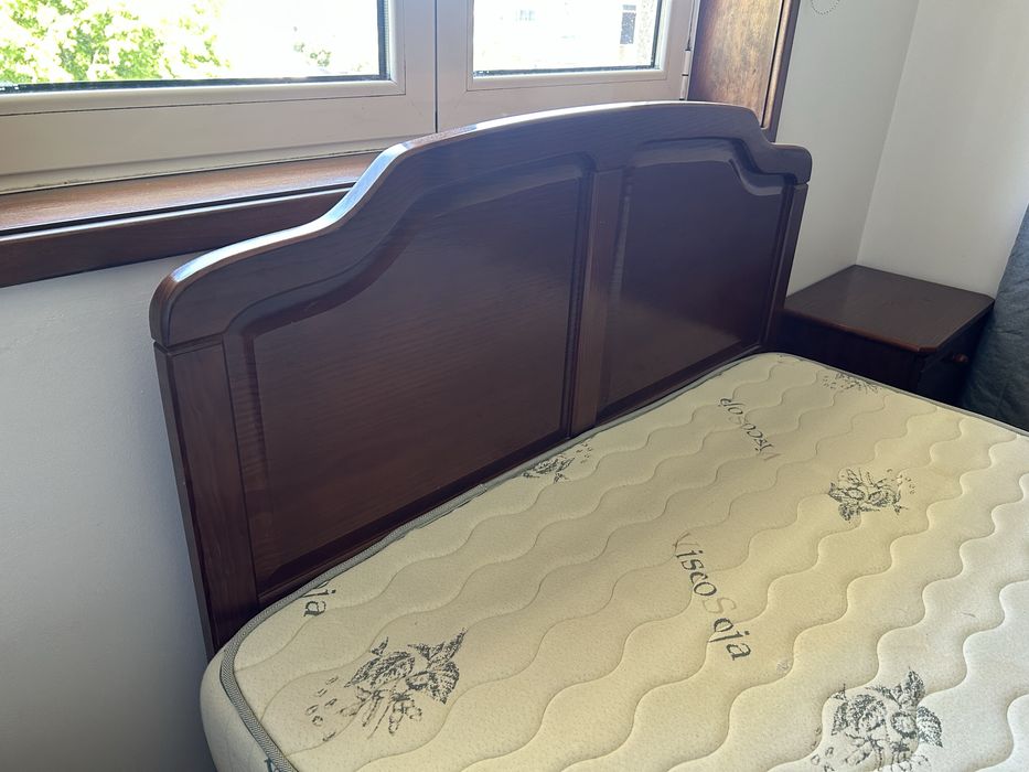 Cama de casal com mesas de cabeceira