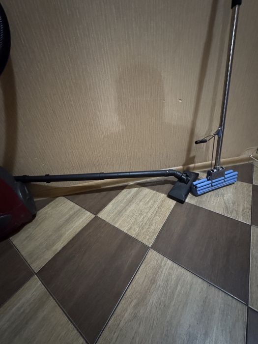 Пилосос LG 1300W