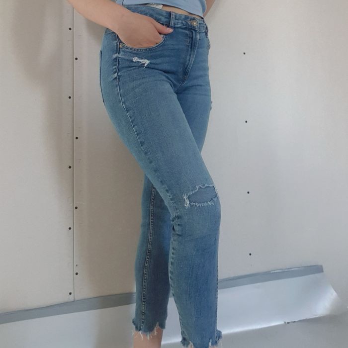 Skinny Jeansy z potarganymi nogawkami