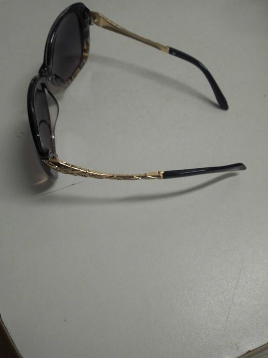 Óculos de.sol com dourado
