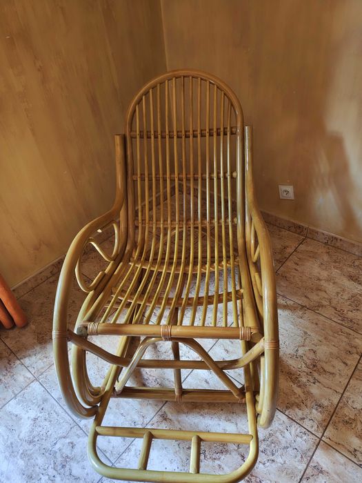 Fotel bujany z rattanu