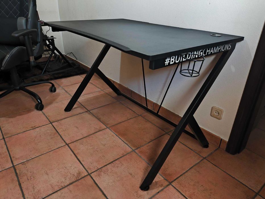 Mesa Trust Gxt 711x Dominus e Cadeira Trust GXT707 Resto Gaming